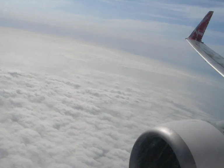 飛行 on the 雲海