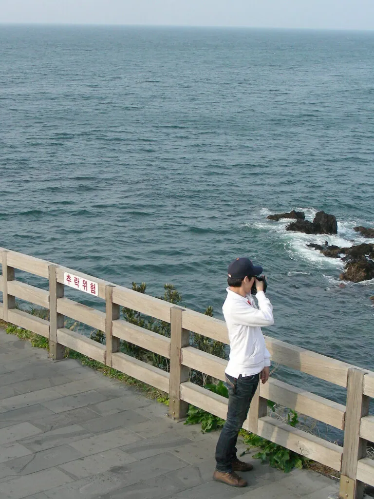 작가의 뒤에서…